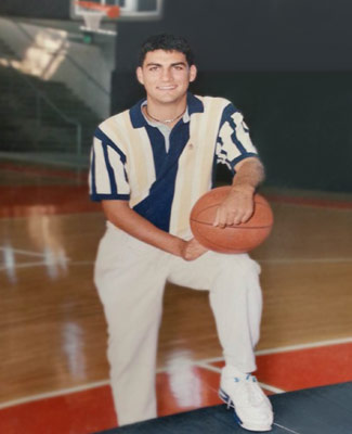 Taylor Hicks playing High School basketball.