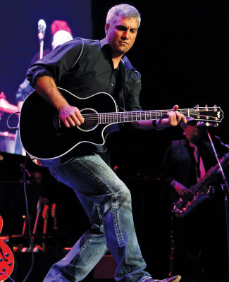 Taylor Hicks signing and performing.